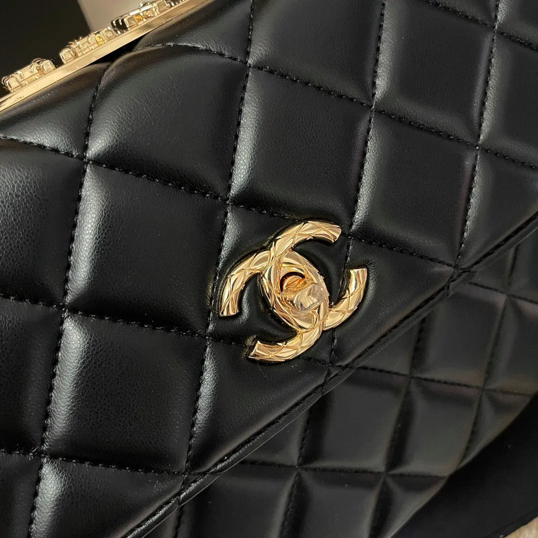 CC641 Flap Bag with Top Handle / 6.6 × 9.8 × 4.7 in
