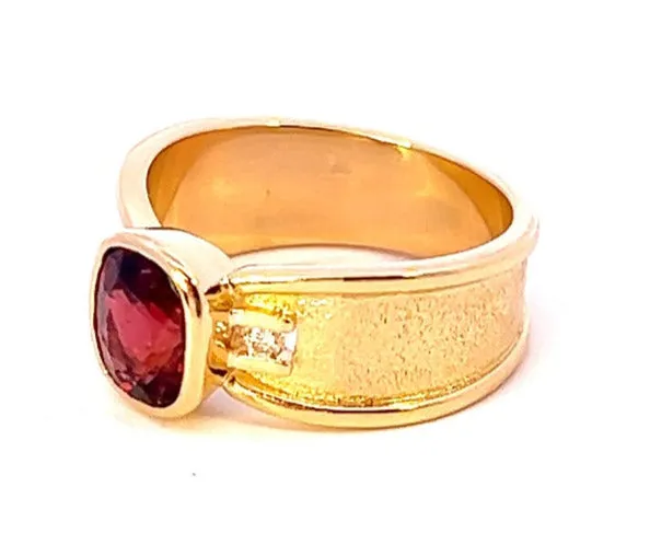 Stunning 18ct Yellow Gold 3-Stone Garnet & Diamond Ring